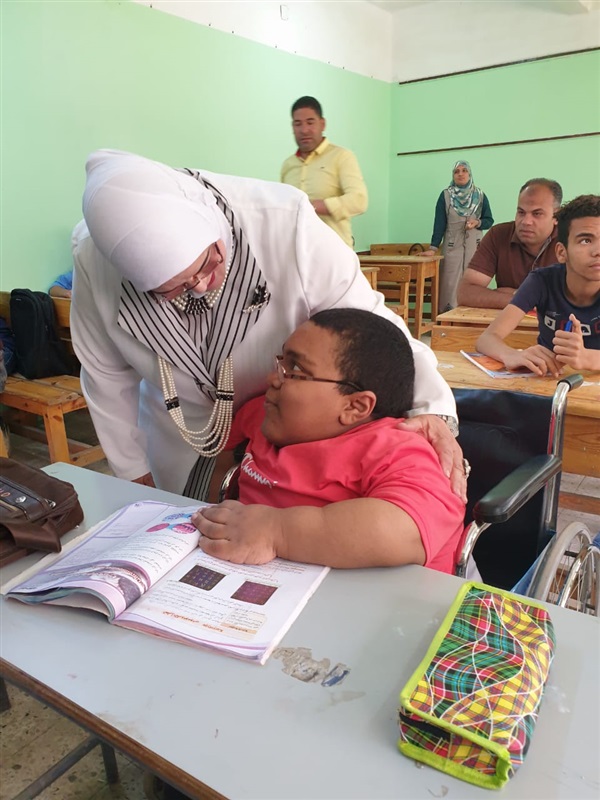 بالصور.. وكيل تعليم كفر الشيخ تزور لجان أولي ثانوي: إجراء الامتحان إلكترونيًا في 59 مدرسة