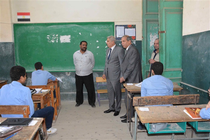 محافظ المنيا يتفقد عدد من لجان امتحانات الصف الأول الثانوي