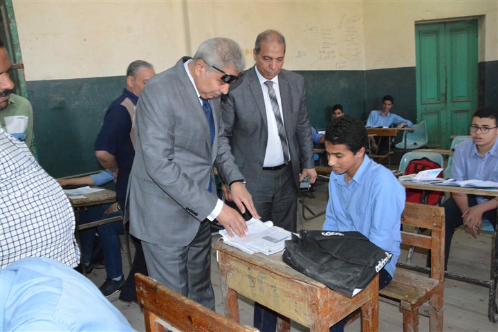 محافظ المنيا يتفقد عدد من لجان امتحانات الصف الأول الثانوي