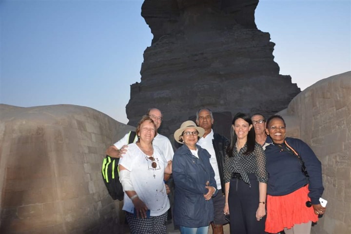 وزيرة السياحة تزور السائحين وتصطحب مجموعة منهم في جولة بمنطقة الأهرامات