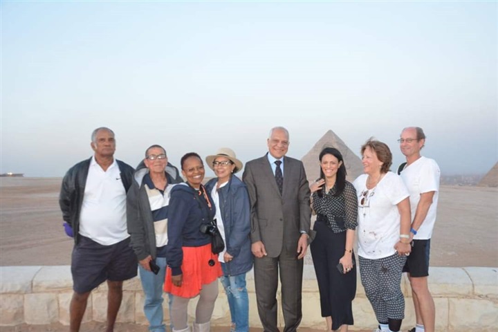 وزيرة السياحة تزور السائحين وتصطحب مجموعة منهم في جولة بمنطقة الأهرامات