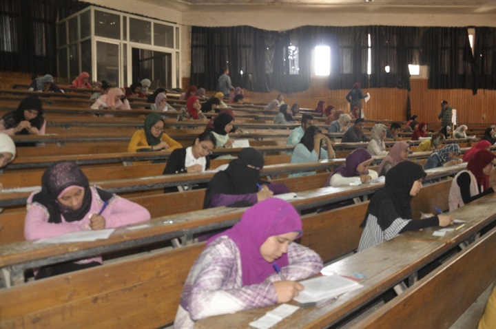 جولات تفقدية لرئيس جامعة المنيا بلجان امتحانات "التربية" و"النوعية" و"التمريض"