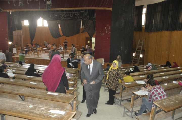 جولات تفقدية لرئيس جامعة المنيا بلجان امتحانات "التربية" و"النوعية" و"التمريض"