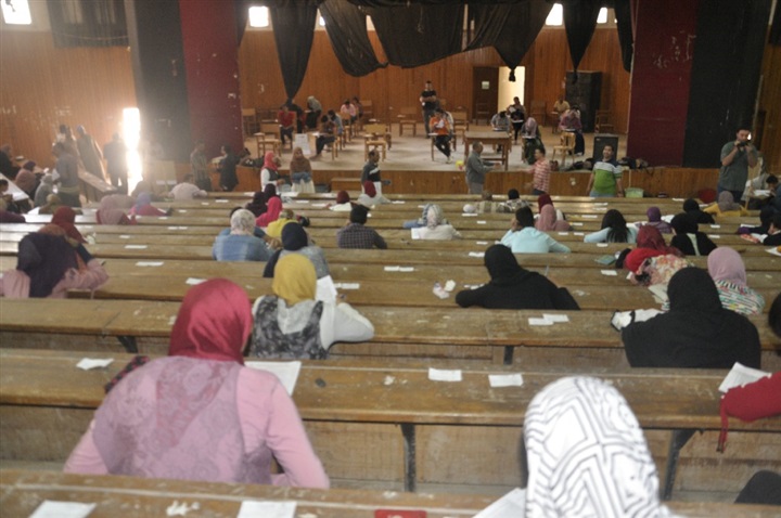 جولات تفقدية لرئيس جامعة المنيا بلجان امتحانات "التربية" و"النوعية" و"التمريض"