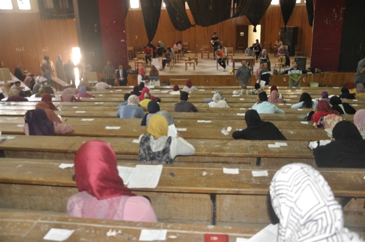 جولات تفقدية لرئيس جامعة المنيا بلجان امتحانات "التربية" و"النوعية" و"التمريض"