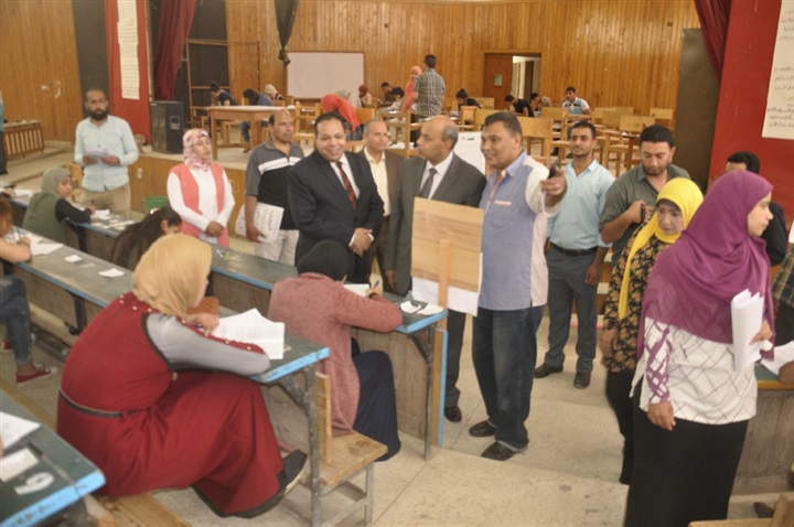 جولات تفقدية لرئيس جامعة المنيا بلجان امتحانات "التربية" و"النوعية" و"التمريض"