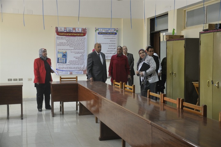 جولات تفقدية لرئيس جامعة المنيا بلجان امتحانات "التربية" و"النوعية" و"التمريض"