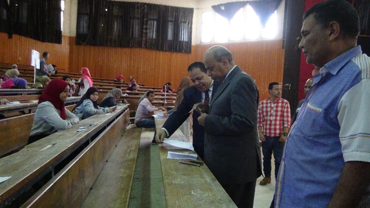 جولات تفقدية لرئيس جامعة المنيا بلجان امتحانات "التربية" و"النوعية" و"التمريض"