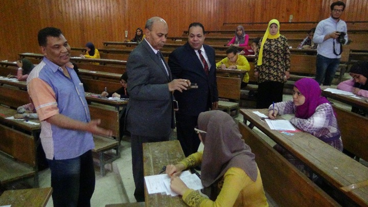 جولات تفقدية لرئيس جامعة المنيا بلجان امتحانات "التربية" و"النوعية" و"التمريض"