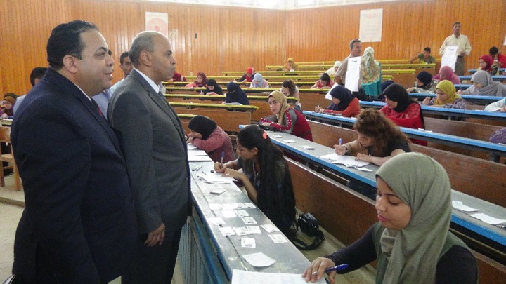 جولات تفقدية لرئيس جامعة المنيا بلجان امتحانات "التربية" و"النوعية" و"التمريض"