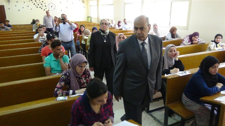 جولات تفقدية لرئيس جامعة المنيا بلجان امتحانات "التربية" و"النوعية" و"التمريض"
