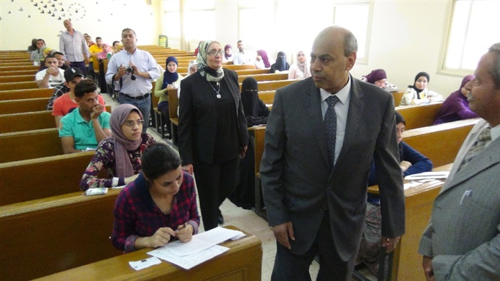 جولات تفقدية لرئيس جامعة المنيا بلجان امتحانات "التربية" و"النوعية" و"التمريض"