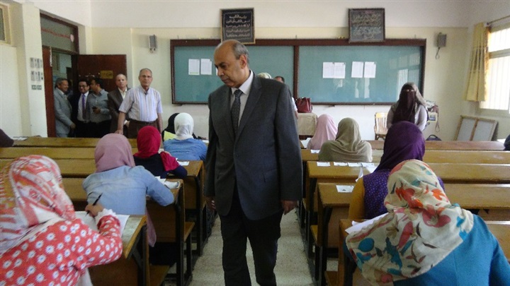 جولات تفقدية لرئيس جامعة المنيا بلجان امتحانات "التربية" و"النوعية" و"التمريض"