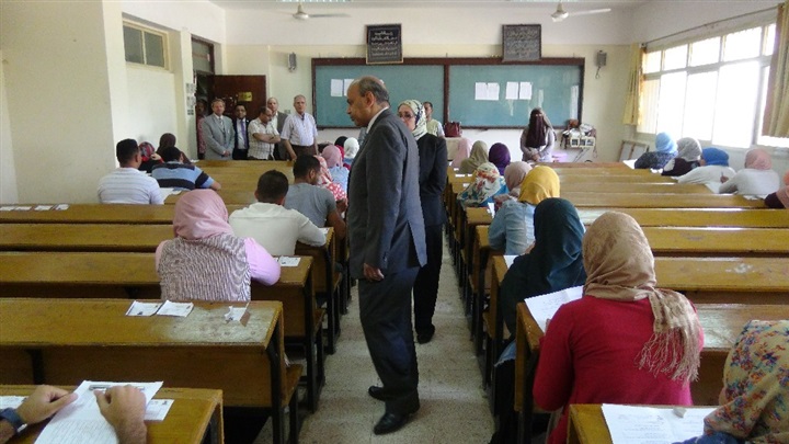 جولات تفقدية لرئيس جامعة المنيا بلجان امتحانات "التربية" و"النوعية" و"التمريض"
