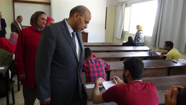 جولات تفقدية لرئيس جامعة المنيا بلجان امتحانات "التربية" و"النوعية" و"التمريض"
