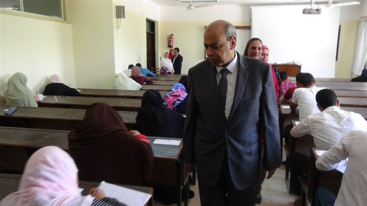 جولات تفقدية لرئيس جامعة المنيا بلجان امتحانات "التربية" و"النوعية" و"التمريض"