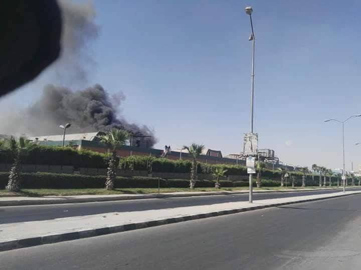 الحماية المدنية: 5 سيارات إطفاء تسيطر علي  حريق بمحيط شركة أدوية بالهرم