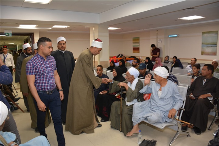 قيادات مديرية أوقاف الأقصر ينظمون زيارة لدعم مرضي السرطان بمستشفي شفاء الأورمان
