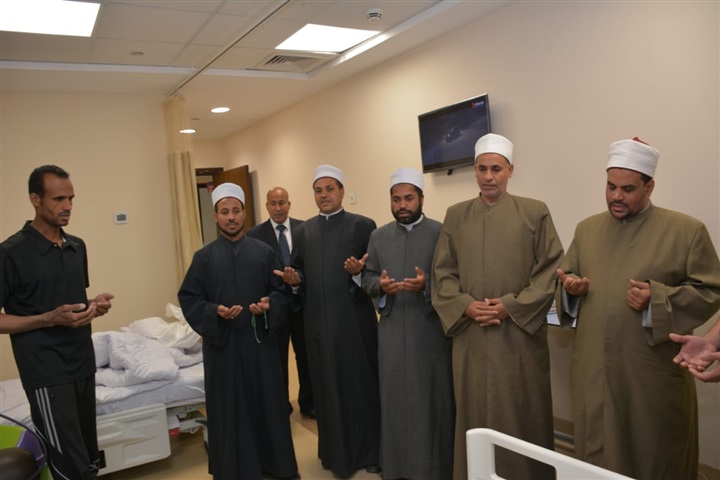 قيادات مديرية أوقاف الأقصر ينظمون زيارة لدعم مرضي السرطان بمستشفي شفاء الأورمان