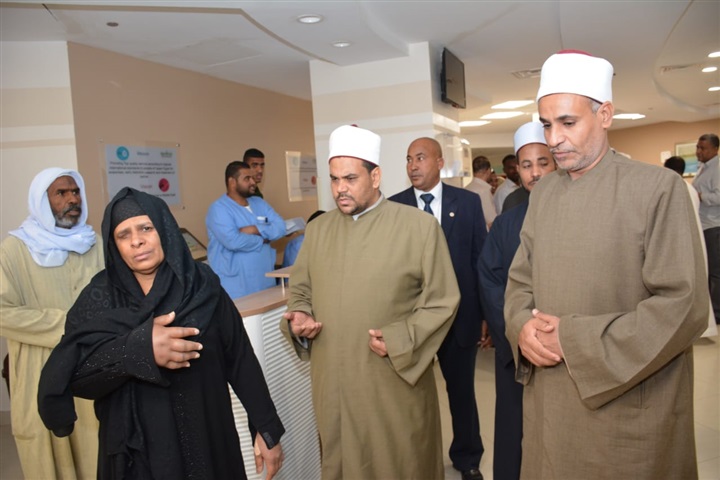 قيادات مديرية أوقاف الأقصر ينظمون زيارة لدعم مرضي السرطان بمستشفي شفاء الأورمان