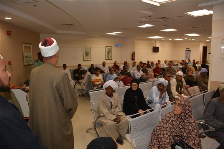 قيادات مديرية أوقاف الأقصر ينظمون زيارة لدعم مرضي السرطان بمستشفي شفاء الأورمان