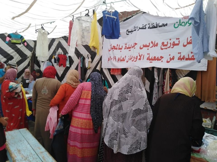 بالصور.. أرومان كفر الشيخ توزع 12 ألف كرتونة مواد غذائية و1500 قطعة ملابس 