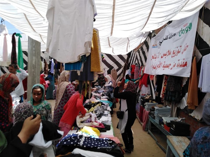 بالصور.. أرومان كفر الشيخ توزع 12 ألف كرتونة مواد غذائية و1500 قطعة ملابس 