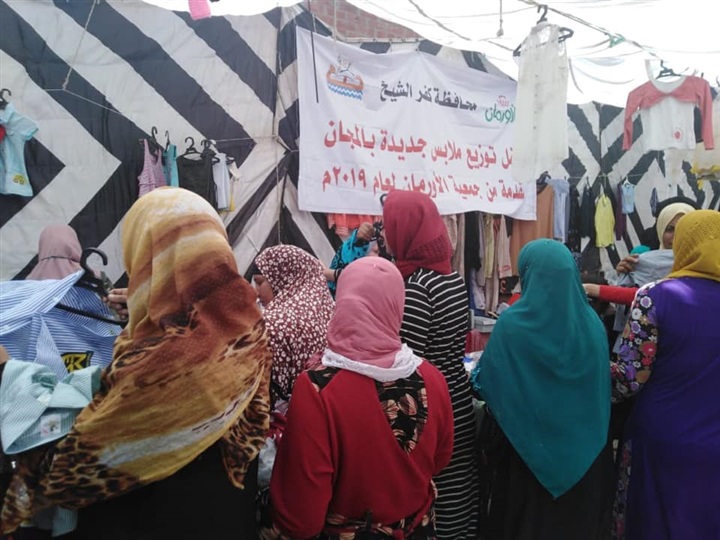 بالصور.. أرومان كفر الشيخ توزع 12 ألف كرتونة مواد غذائية و1500 قطعة ملابس 