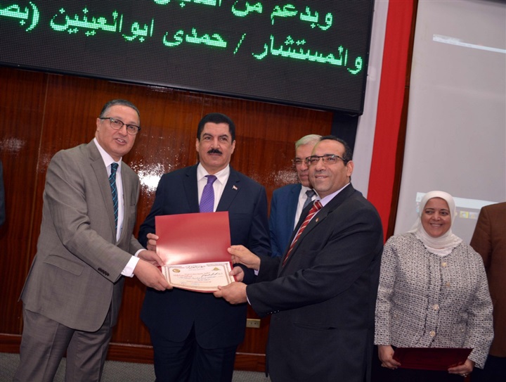 تكريم طلاب المرحلة الثانية من مبادرة صنايعية مصر بجامعة بنها 