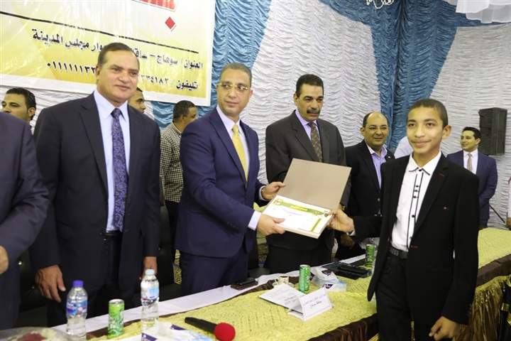 محافظ سوهاج: "العمل والصبر" مفتاح التقدم والنهضة لبلدنا
