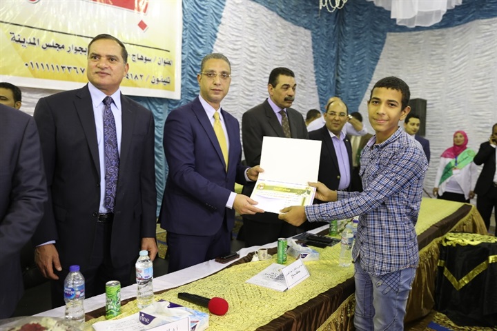 محافظ سوهاج: "العمل والصبر" مفتاح التقدم والنهضة لبلدنا
