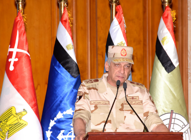 وزير الدفاع يلتقى عدداً من دارسى المعاهد التعليمية بالقوات المسلحة