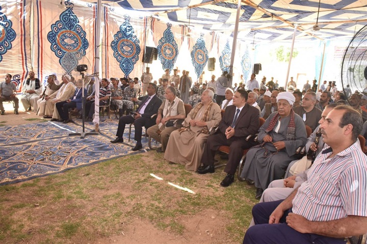محافظ أسيوط يشهد جلسة صلح وانهاء خصومة ثأرية بين 4 عائلات بقرية الغريب بساحل سليم