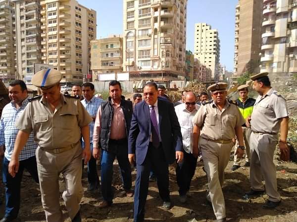 محافظ الشرقية يقود حملة مكبرة لفتح شارع بمدينة الزقازيق أمام حركة السيارات وعبور المواطنين 