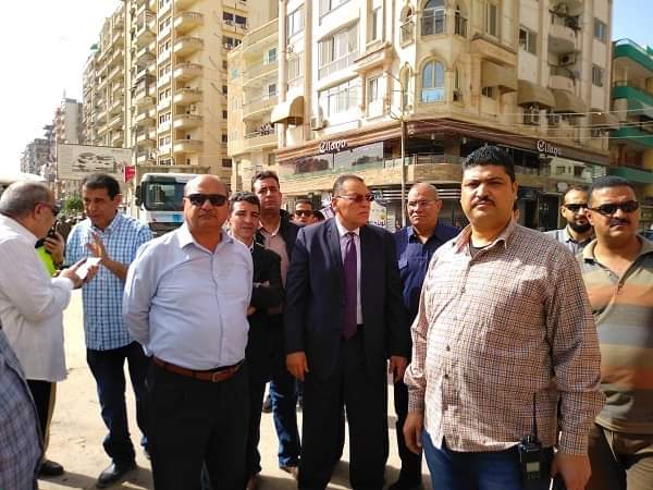محافظ الشرقية يقود حملة مكبرة لفتح شارع بمدينة الزقازيق أمام حركة السيارات وعبور المواطنين 