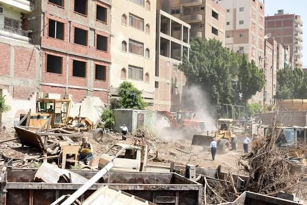 محافظ الشرقية يقود حملة مكبرة لفتح شارع بمدينة الزقازيق أمام حركة السيارات وعبور المواطنين 