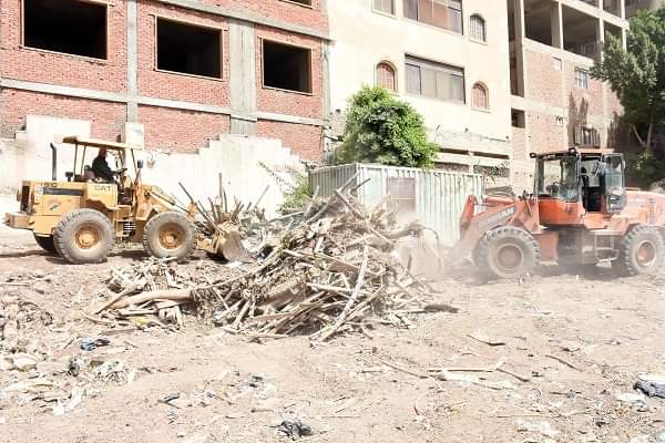 محافظ الشرقية يقود حملة مكبرة لفتح شارع بمدينة الزقازيق أمام حركة السيارات وعبور المواطنين 