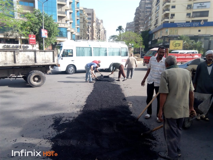 بالصور.. نشاط مكثف بحي العجوزة وترميم الشوارع لتسهيل حركة السير علي المواطنين 