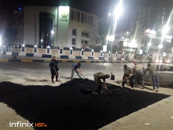 بالصور.. نشاط مكثف بحي العجوزة وترميم الشوارع لتسهيل حركة السير علي المواطنين 