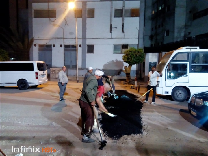 بالصور.. نشاط مكثف بحي العجوزة وترميم الشوارع لتسهيل حركة السير علي المواطنين 