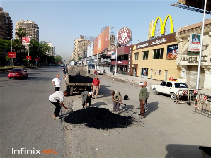 بالصور.. نشاط مكثف بحي العجوزة وترميم الشوارع لتسهيل حركة السير علي المواطنين 