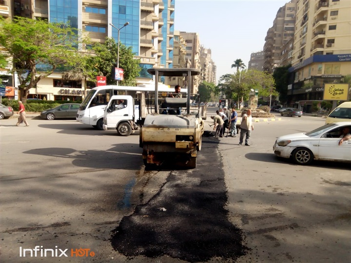بالصور.. نشاط مكثف بحي العجوزة وترميم الشوارع لتسهيل حركة السير علي المواطنين 