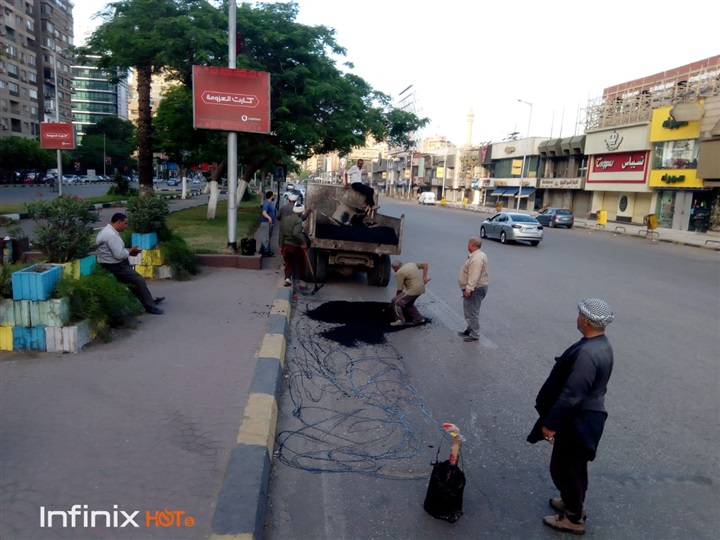 بالصور.. نشاط مكثف بحي العجوزة وترميم الشوارع لتسهيل حركة السير علي المواطنين 