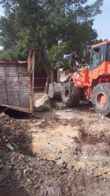 بالصور.. إزالة كشك مخالف على أملاك الدولة بكفر الشيخ