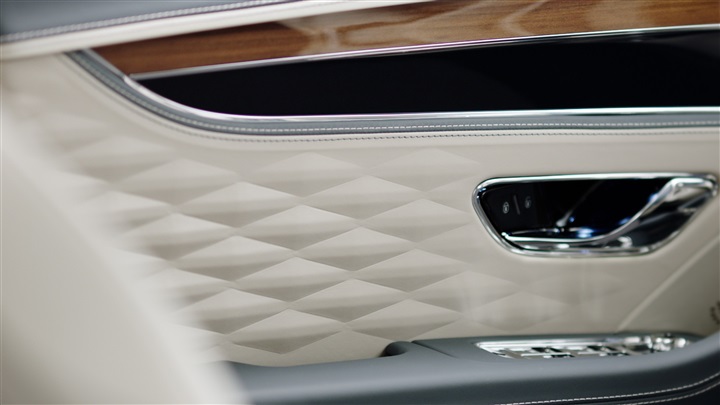 سيارة السيدان الفاخرة عالية الأداء من BENTLEY سيارة السيدان الفاخرة عالية الأداء من BENTLEY