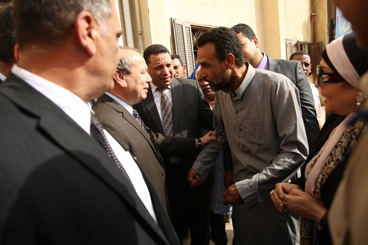 بالصور...محافظ كفر الشيخ يستمع للمواطنين بمستشفى مطوبس المركزي