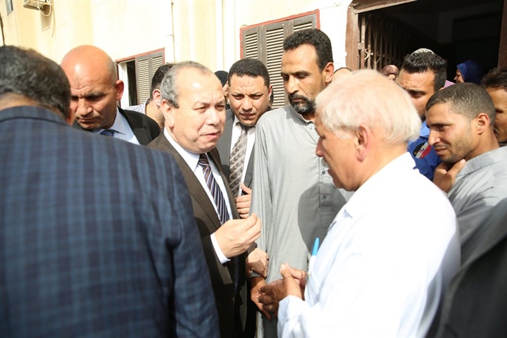 بالصور...محافظ كفر الشيخ يستمع للمواطنين بمستشفى مطوبس المركزي