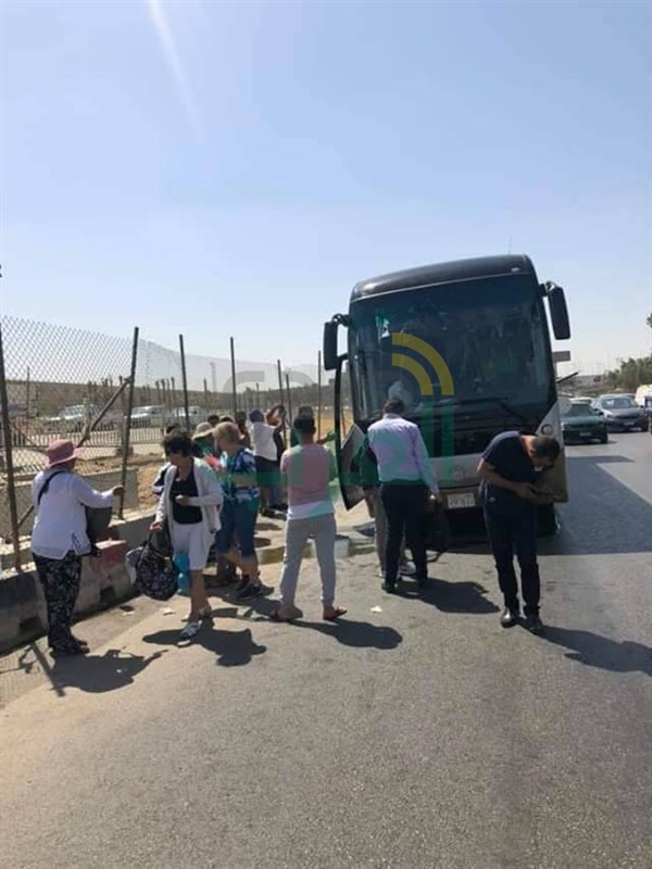 بالصور.. انفجار يستهدف حافلة سياحية عند نزلة الطريق الصحراوي