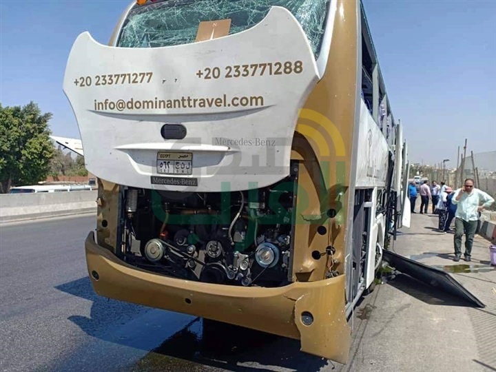 بالصور.. انفجار يستهدف حافلة سياحية عند نزلة الطريق الصحراوي