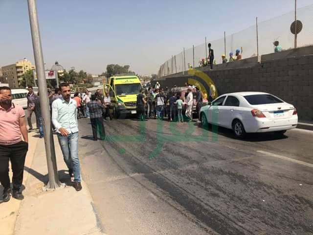 بالصور.. انفجار يستهدف حافلة سياحية عند نزلة الطريق الصحراوي